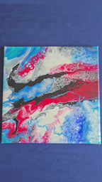 Quadratisches abstraktes Leinwandbild mit fliessenden roten, blauen, schwarzen, weissen und grauen Farbflächen und feinen Zellstrukturen.