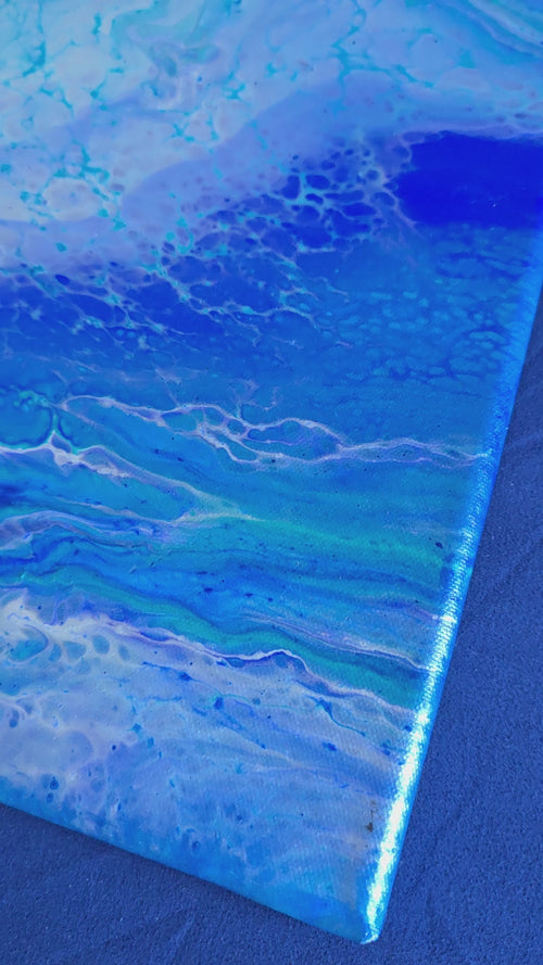 Quadratisches abstraktes Leinwandbild in Weiss, Hellblau, Türkis und kräftigem Blau mit fliessenden, wolkenartigen Strukturen.
