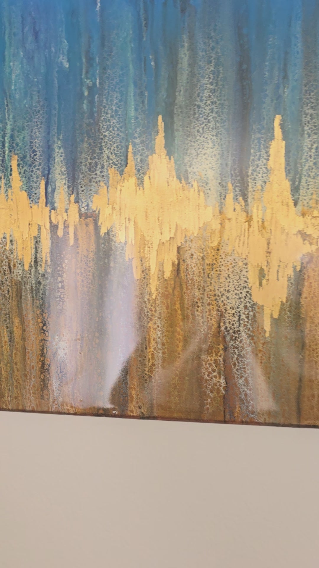 Abstraktes Resin-Wandbild Golden Horizon in Blau, Gold und Erdtönen, 100 × 70 cm
