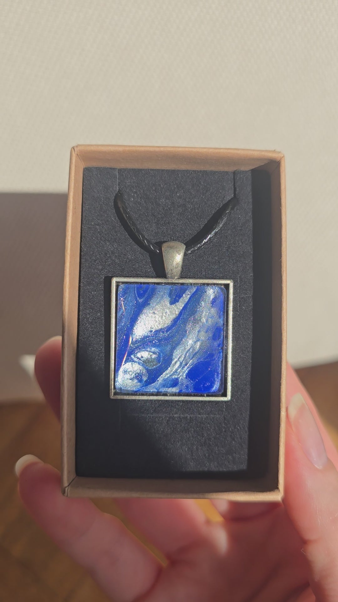Quadratische Cabochon-Kette mit fliessendem Muster in intensivem Kobaltblau und metallisch schimmerndem Silber.