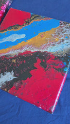 Drei abstrakte Leinwandbilder in unterschiedlichen Grössen mit fliessenden Farbflächen und feinen Zellstrukturen in Rot, Blau, Gold, Schwarz und Weiss.