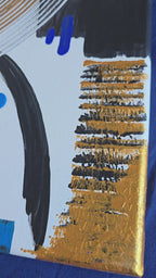 Zwei quadratische abstrakte Acryl-Leinwandbilder mit geometrischen Formen, geschwungenen Linien und Pinselstrukturen in Blau, Gold, Schwarz und Weiss.