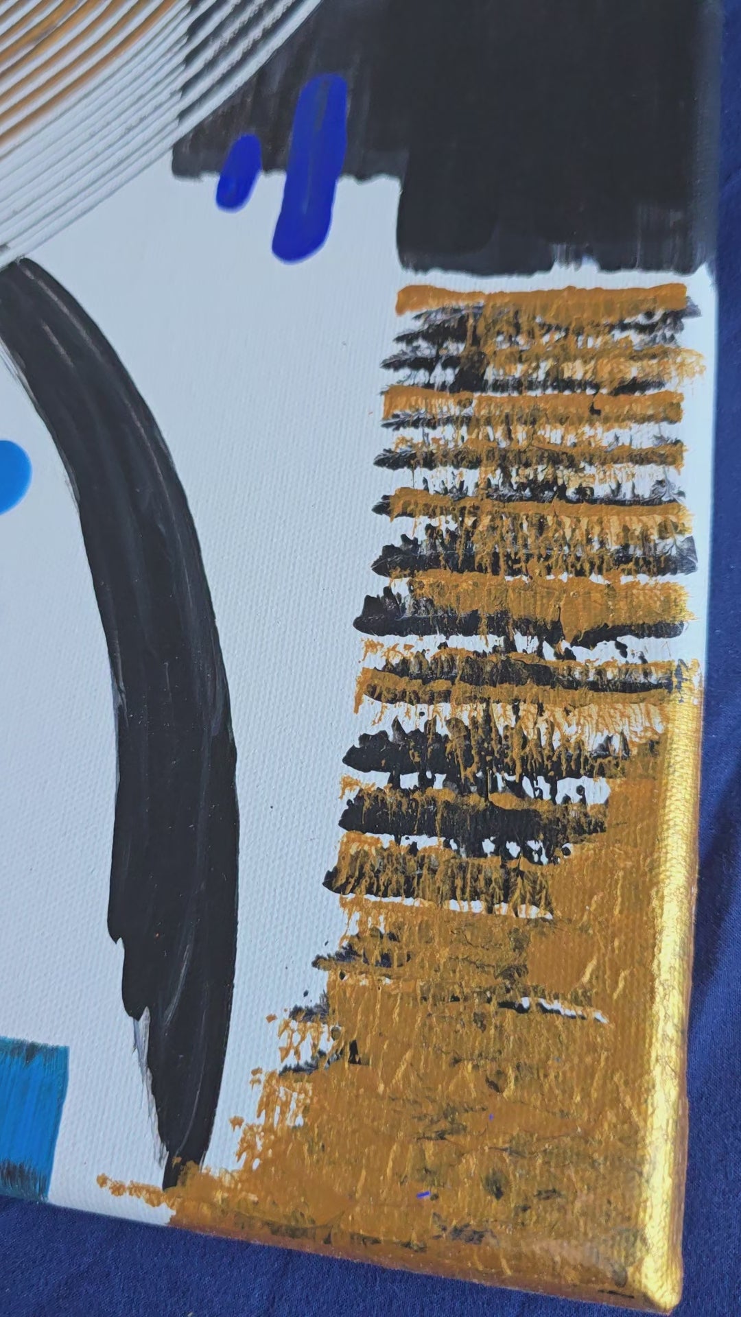 Zwei quadratische abstrakte Acryl-Leinwandbilder mit geometrischen Formen, geschwungenen Linien und Pinselstrukturen in Blau, Gold, Schwarz und Weiss.
