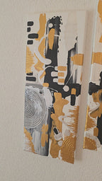 Dreiteiliges abstraktes Struktur Leinwandbild Cadence in Gold, Schwarz, Weiss und Silber mit Kreisen, Linien und plastischen Elementen.