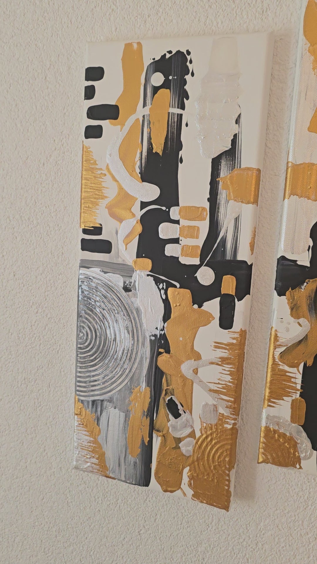 Dreiteiliges abstraktes Struktur Leinwandbild Cadence in Gold, Schwarz, Weiss und Silber mit Kreisen, Linien und plastischen Elementen.
