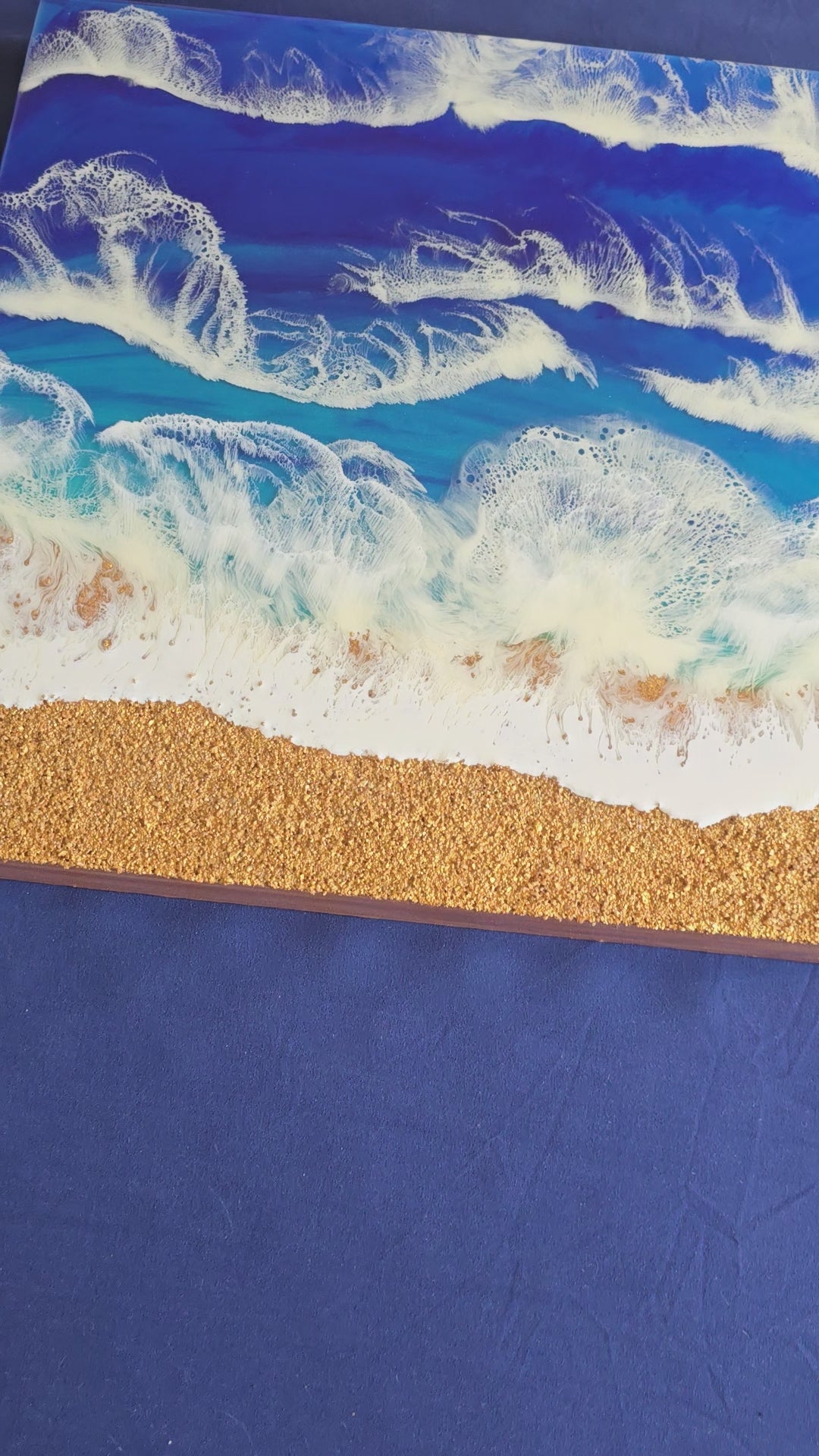 Resin Wandbild Solas Breaking Blue mit tiefblauem und türkisem Meer, mehreren weissen Wellen und strukturiertem goldfarbenem Küstenbereich.