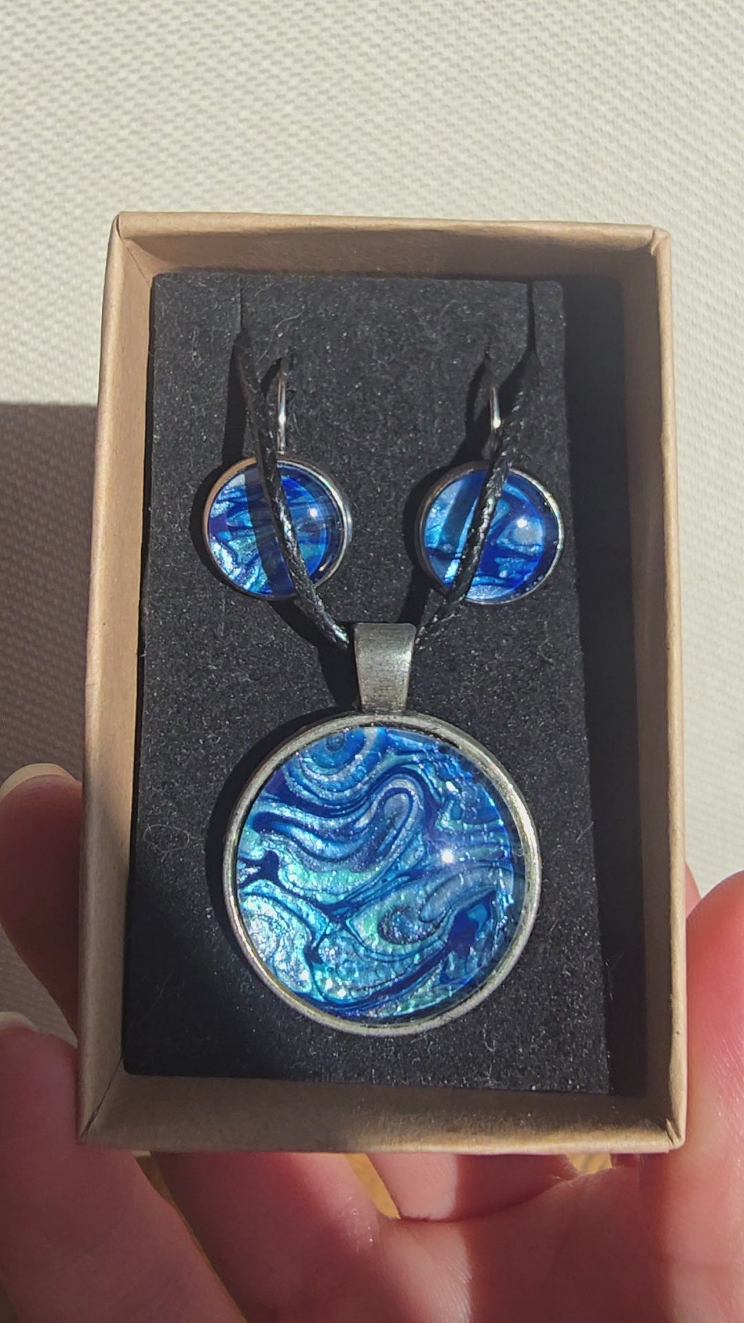 Handgefertigtes Schmuckset Solas Ocean Current mit runder Halskette und passenden Ohrringen in tiefen Blau- und Türkistönen mit fliessendem Marmoreffekt.