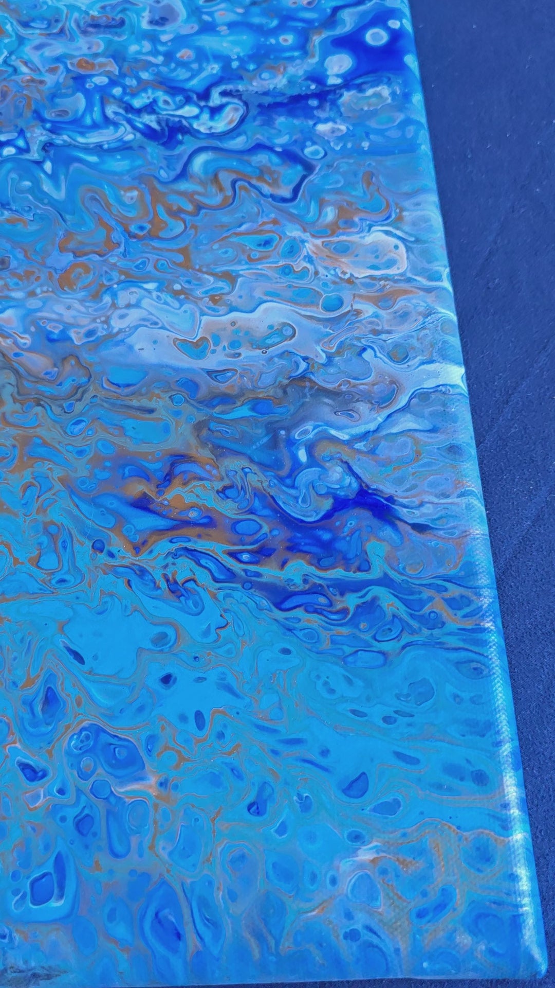 Zwei quadratische abstrakte Acryl-Leinwandbilder mit fliessenden Strukturen und Zellmustern in verschiedenen Blautönen, Weiss und Gold.