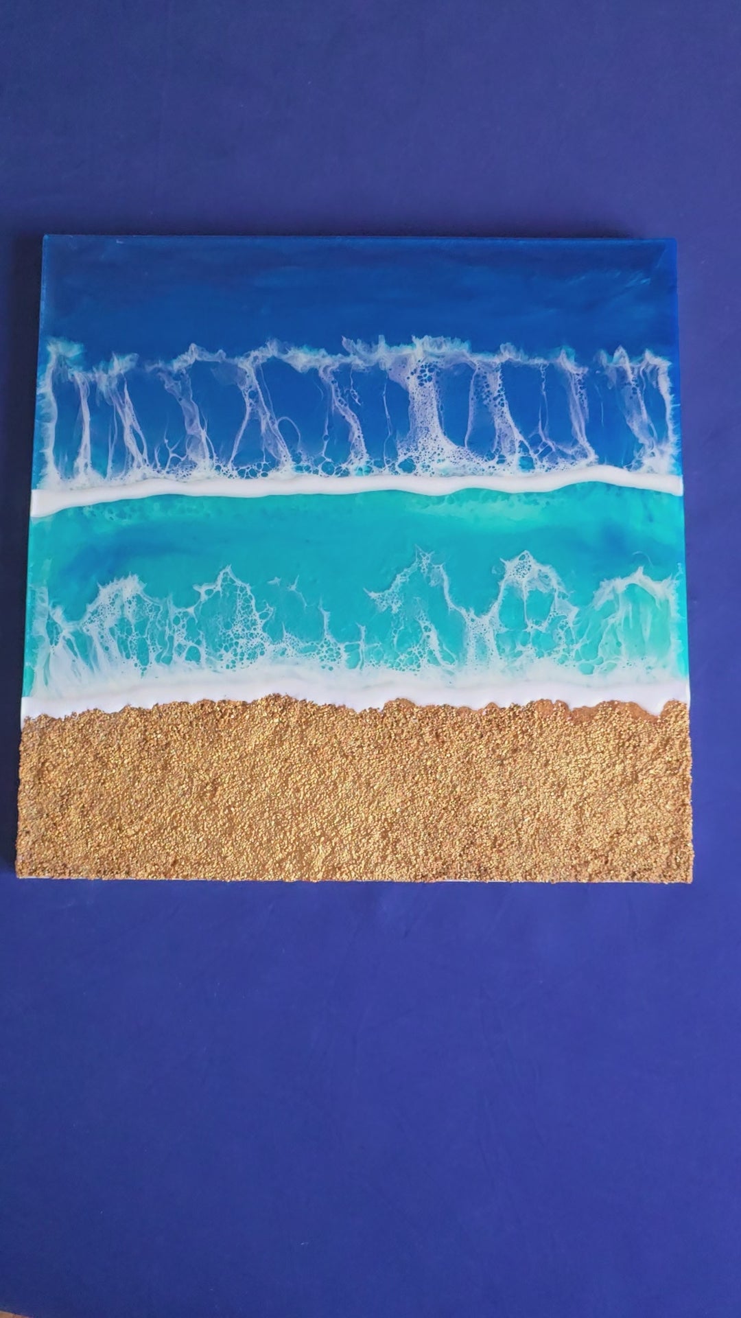 Handgefertigtes Resin-Meeresbild Solas Golden Shore auf einem strukturierten Gesso-Rahmen mit goldener Sandstruktur, türkisblauen Wellen und schimmernden Perlmutt-Effekten.