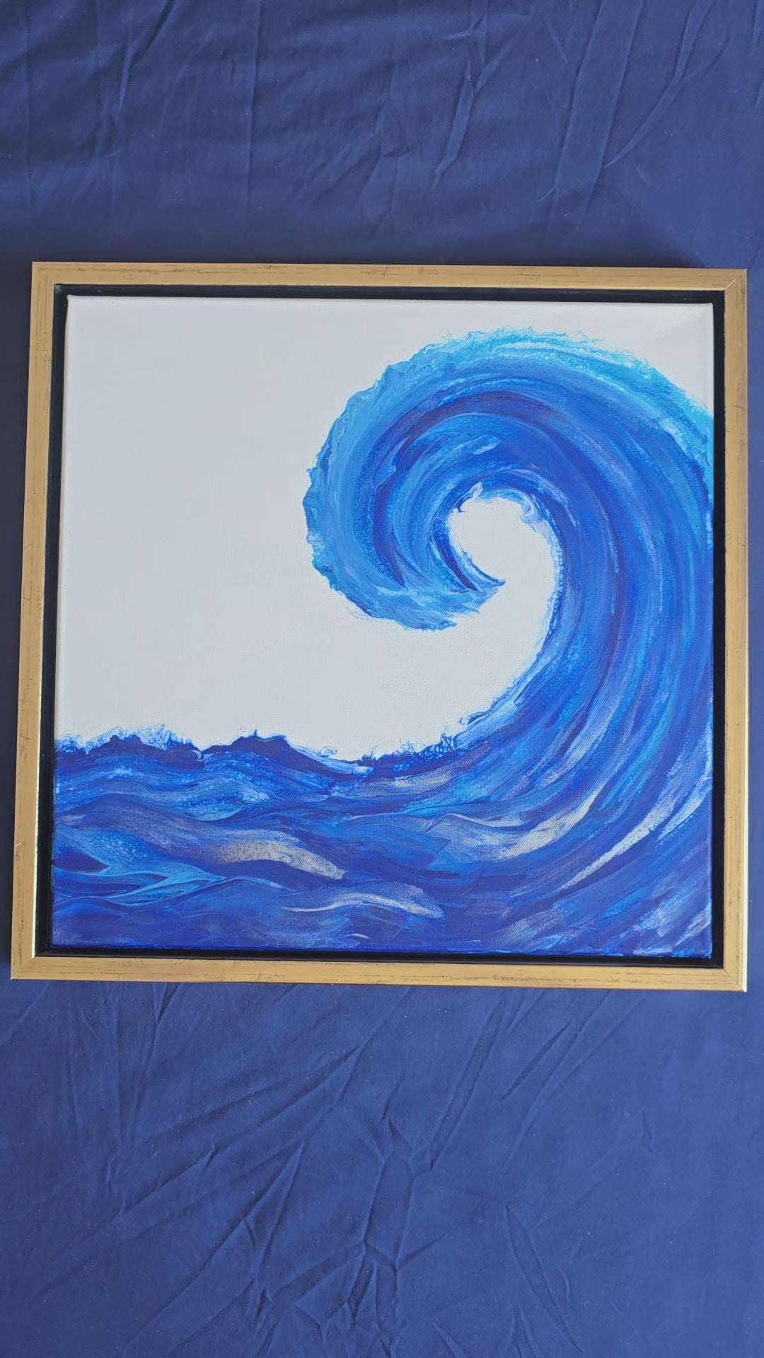 Solas Ocean Curl Acryl-Wellenbild 40 × 40 cm in Blautönen mit goldfarbenem Schattenfugenrahmen