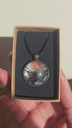 Runde Cabochon-Kette mit abstrakten Strukturen in schimmerndem Kupfer, Schwarz, Anthrazit und Silber in dunkler Metallfassung.