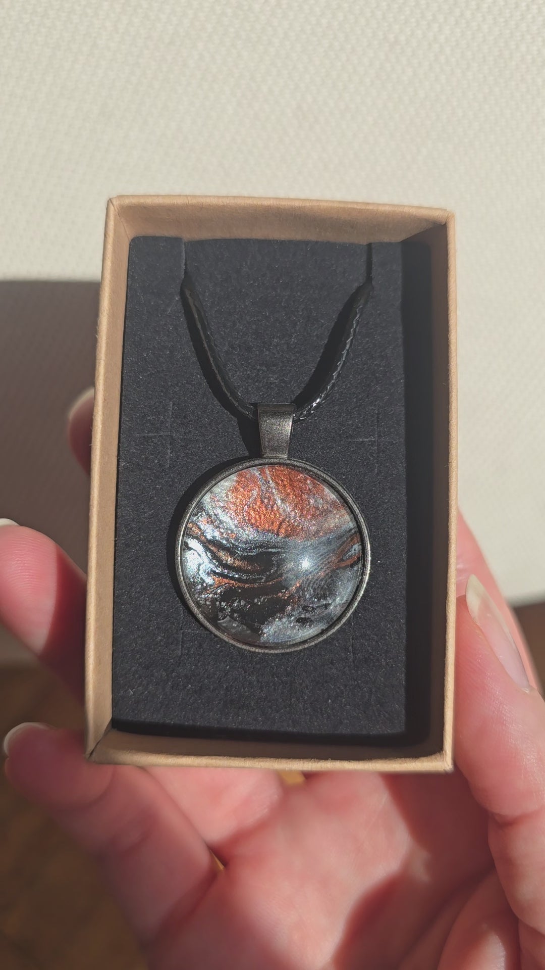 Runde Cabochon-Kette mit abstrakten Strukturen in schimmerndem Kupfer, Schwarz, Anthrazit und Silber in dunkler Metallfassung.