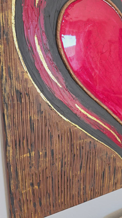 Quadratisches Strukturbild mit grossem roten Herz, sichtbarer Rissstruktur unter glänzendem Resin sowie schwarzen, goldenen und braunen Elementen.