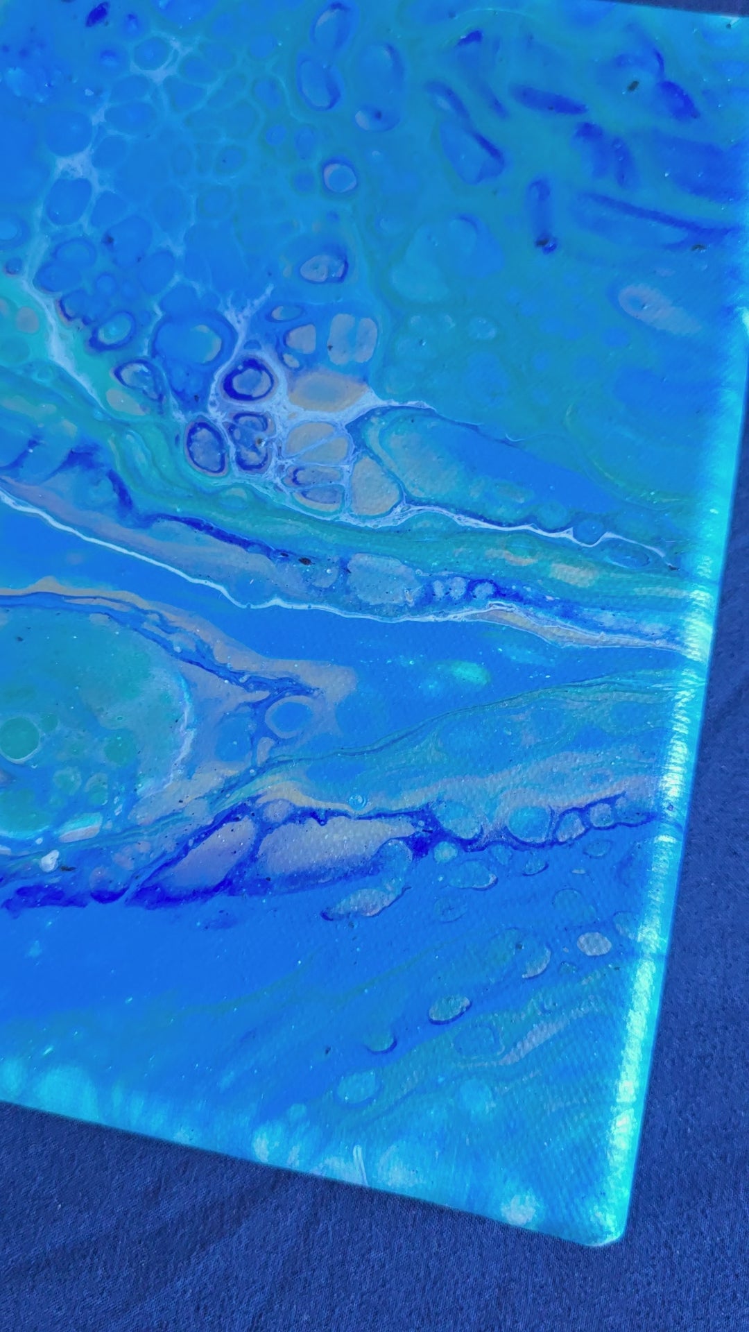 Quadratisches abstraktes Acryl-Leinwandbild mit fliessenden Strukturen und Zellmustern in Türkis, leuchtendem Blau, Dunkelblau und Weiss.