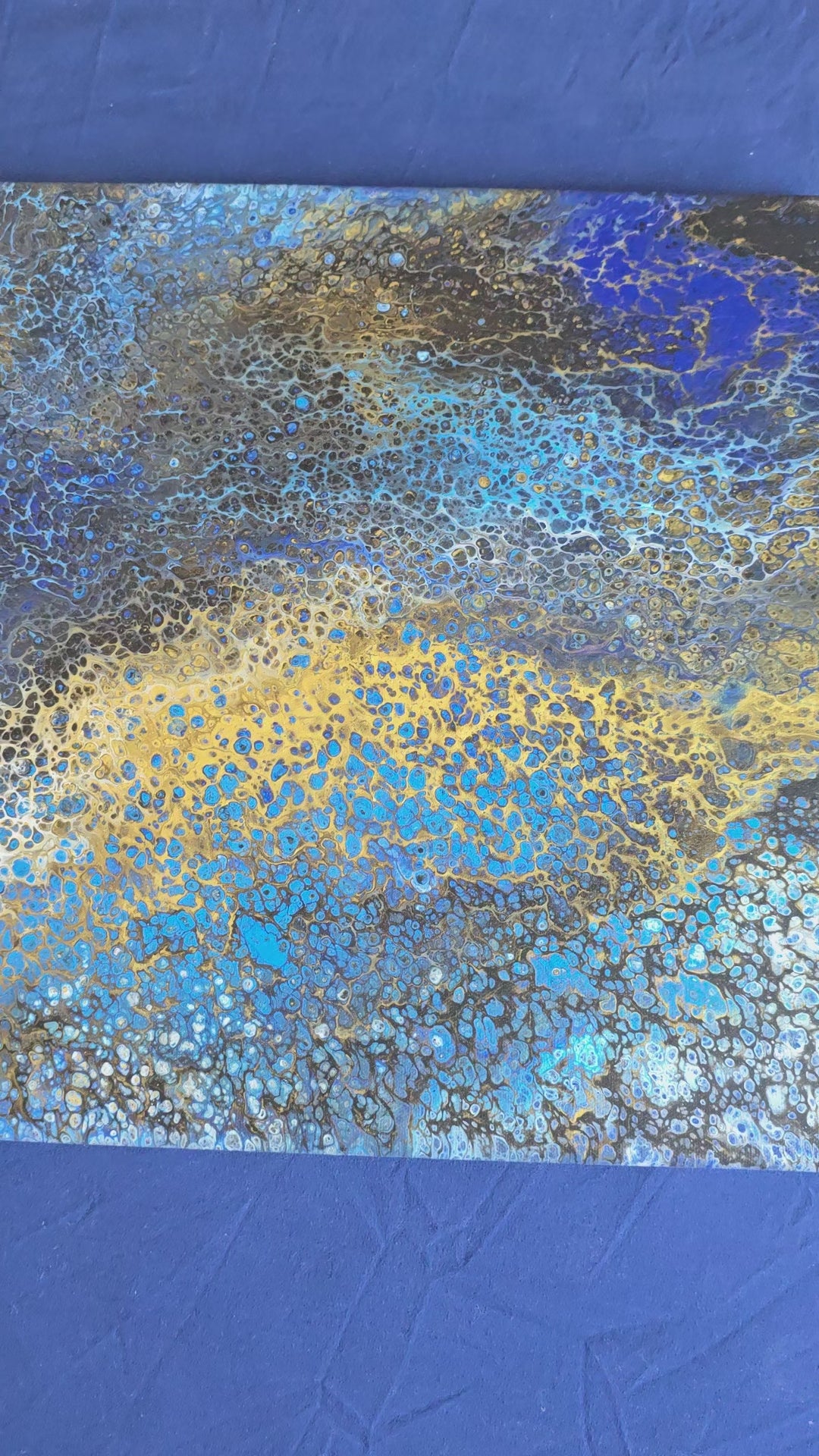 Solas Deep Current abstraktes Acryl-Wandbild auf Leinwand in Blau, Gold und Schwarz mit organischen Zellstrukturen