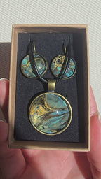 Handgefertigtes Schmuckset Solas Drift mit Halskette und hängenden Ohrringen in Türkis, Bronze und Gold