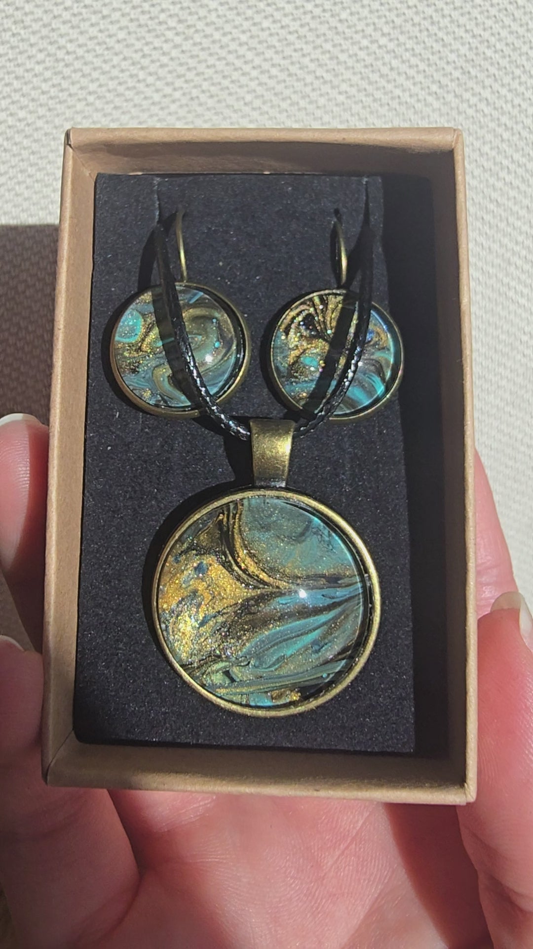 Handgefertigtes Schmuckset Solas Drift mit Halskette und hängenden Ohrringen in Türkis, Bronze und Gold
