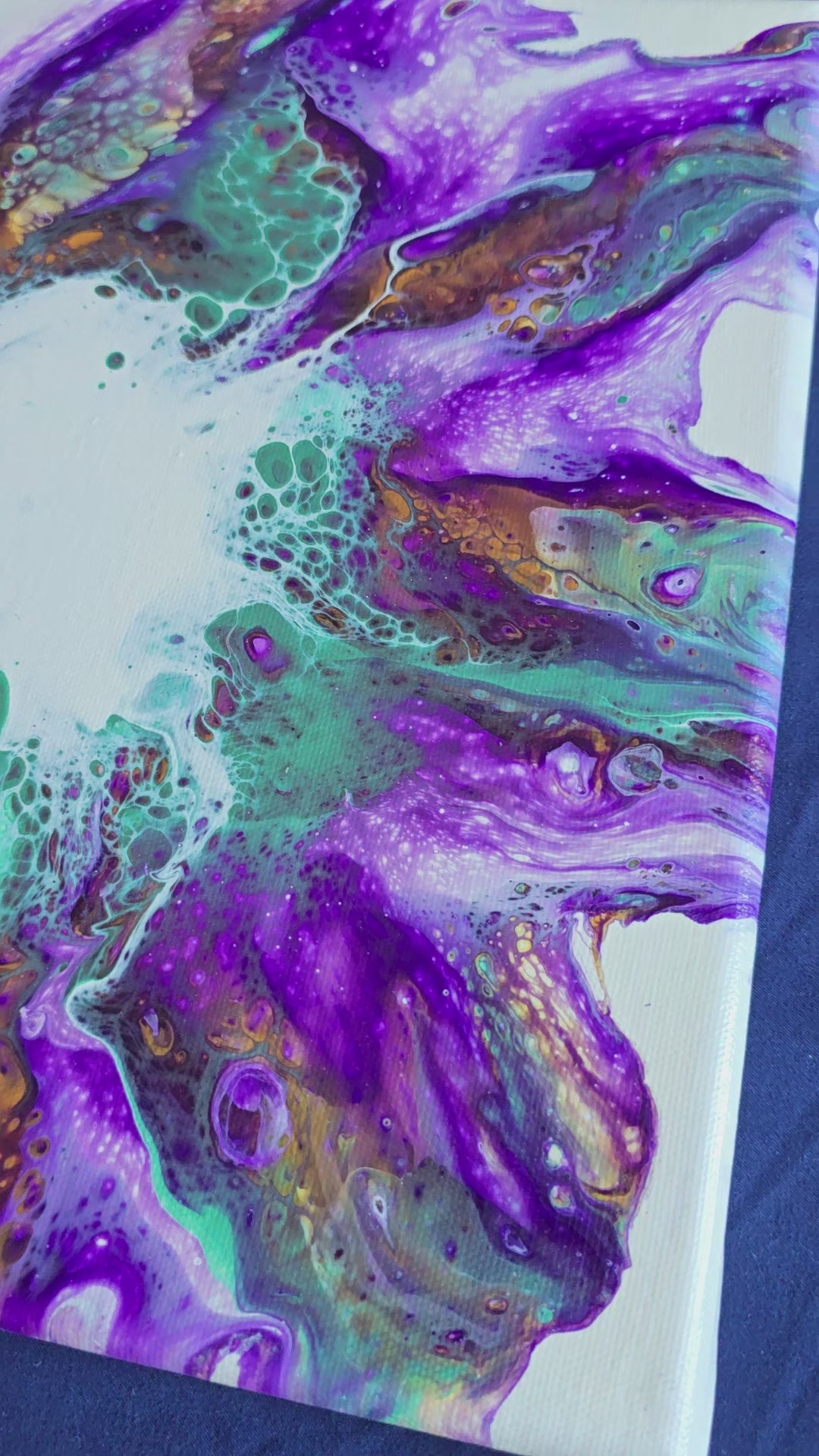 Fünf abstrakte Leinwandbilder in unterschiedlichen Grössen mit fliessenden Strukturen in Violett, Türkis, Weiss sowie Gold- und Bronzeakzenten.