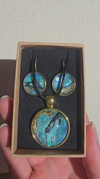 Handgefertigtes Schmuckset Solas Golden Shore mit runder Halskette und passenden Ohrringen in Gold-, Sand-, Türkis- und Blautönen mit maritimer Marmorierung.