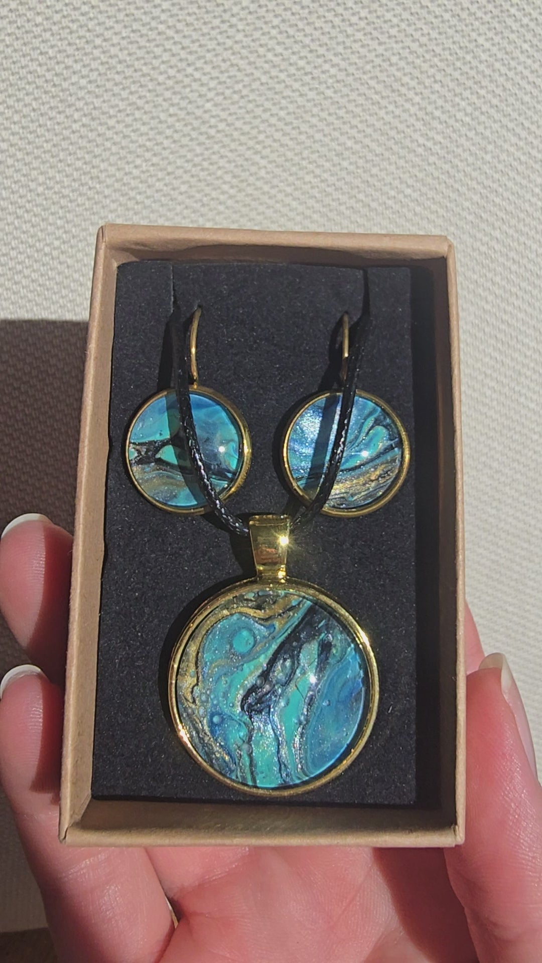 Handgefertigtes Schmuckset Solas Golden Shore mit runder Halskette und passenden Ohrringen in Gold-, Sand-, Türkis- und Blautönen mit maritimer Marmorierung.