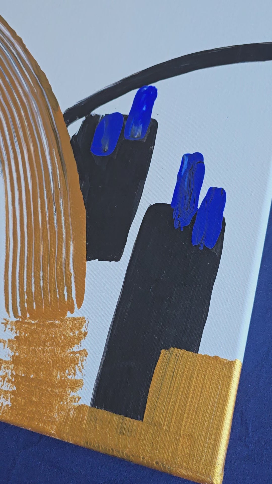 Zwei quadratische abstrakte Acryl-Leinwandbilder mit geometrischen Formen, geschwungenen Linien und Pinselstrukturen in Blau, Gold, Schwarz und Weiss.
