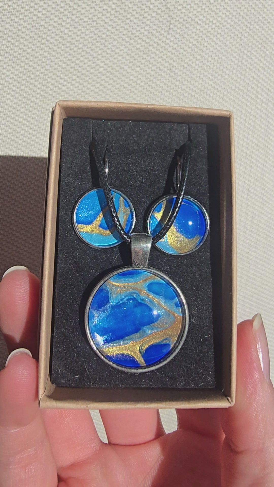 Handgefertigtes Schmuckset Solas Sapphire mit Halskette und hängenden Ohrringen in Saphirblau und Gold