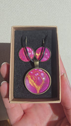 Handgefertigtes Schmuckset Solas Pink Dream mit runder Halskette und passenden Ohrringen in leuchtenden Pink-, Magenta- und Goldtönen mit fließender Marmorierung.