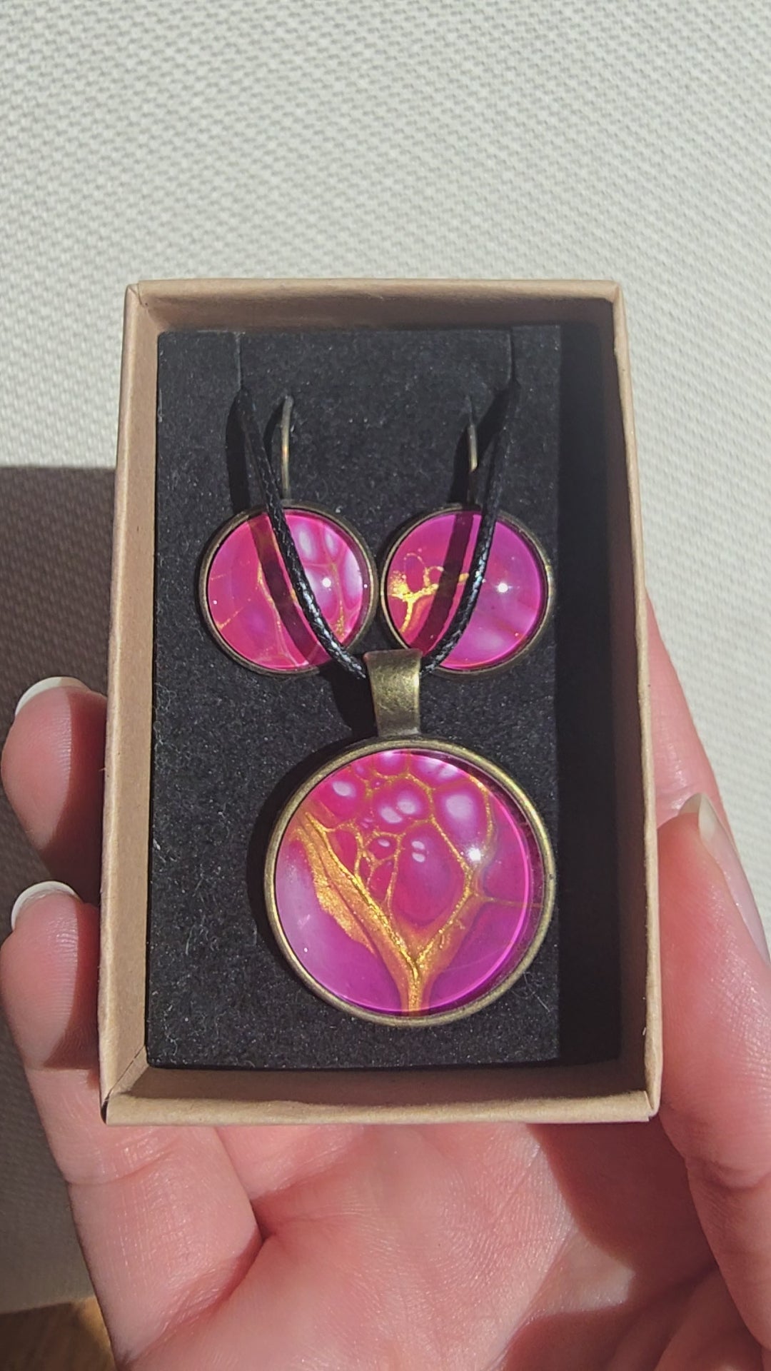 Handgefertigtes Schmuckset Solas Pink Dream mit runder Halskette und passenden Ohrringen in leuchtenden Pink-, Magenta- und Goldtönen mit fließender Marmorierung.