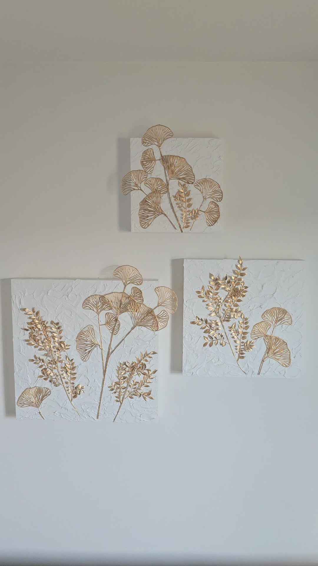 Handgefertigtes 3-teiliges Wandbild in Weiss und Gold mit Strukturpaste und dreidimensionalen botanischen Pflanzen auf Gessobilderrahmen