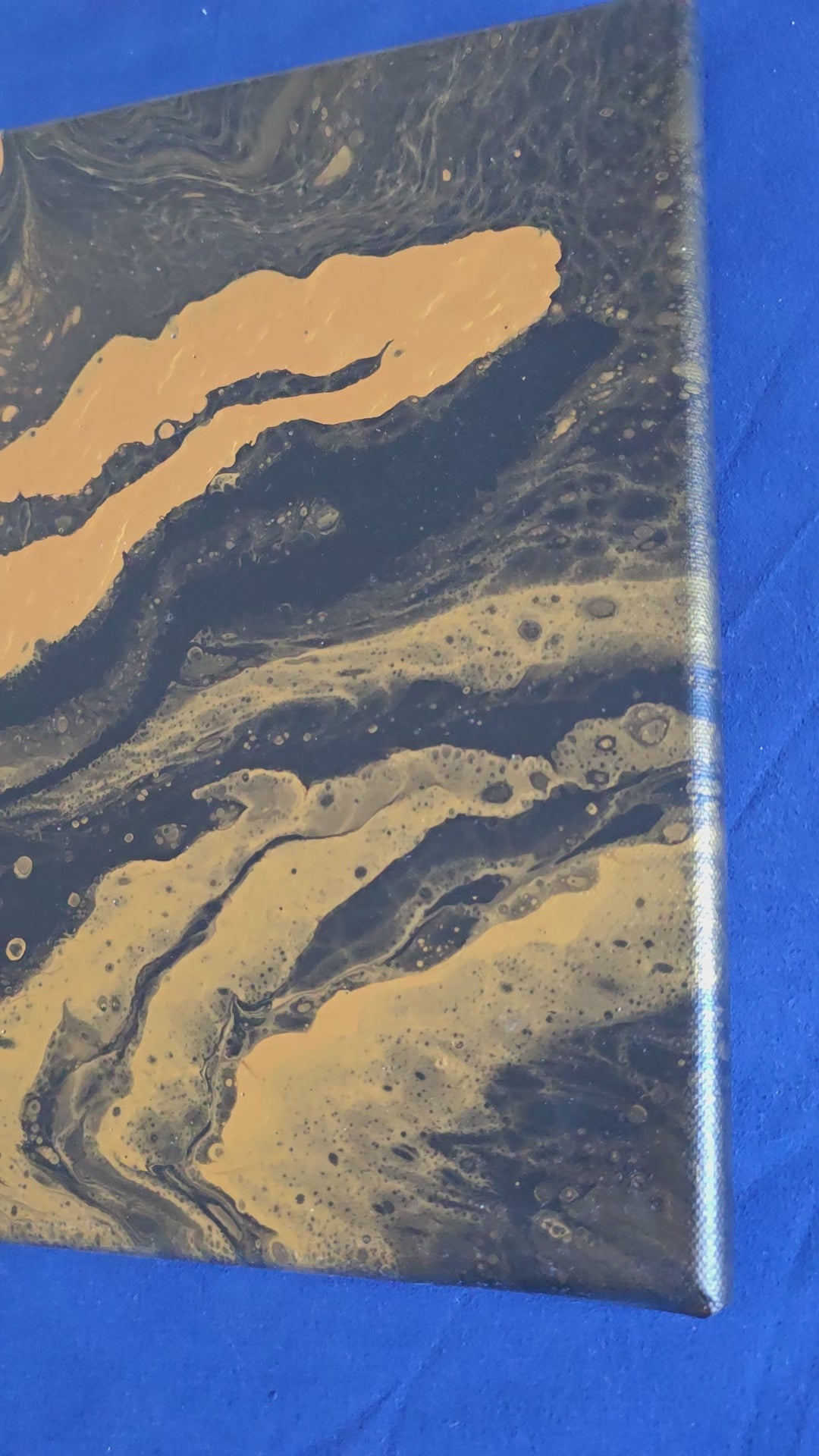 Zwei quadratische abstrakte Acryl-Leinwandbilder mit fliessenden Strukturen in Dunkelblau, Gold und feinen hellen Akzenten.