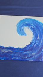 Quadratisches Acryl-Leinwandbild mit grosser geschwungener Meereswelle in verschiedenen kräftigen Blautönen auf weissem Hintergrund.
