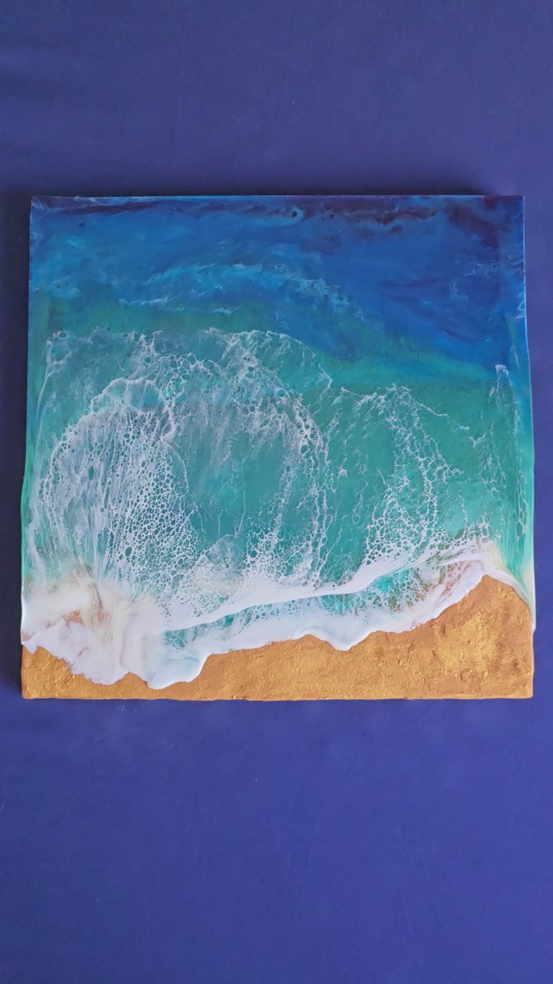 Handgefertigtes Resin-Meeresbild «Solas Storm Wave» mit kraftvollen brechenden Wellen in Blau- und Türkistönen sowie einem strukturierten goldenen Strand auf einem 40 × 40 cm grossen Gesso-Rahmen.