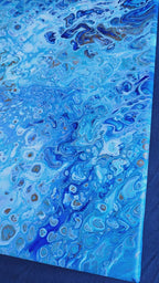 Zwei quadratische abstrakte Acryl-Leinwandbilder mit fliessenden Strukturen und Zellmustern in verschiedenen Blautönen, Weiss und Gold.