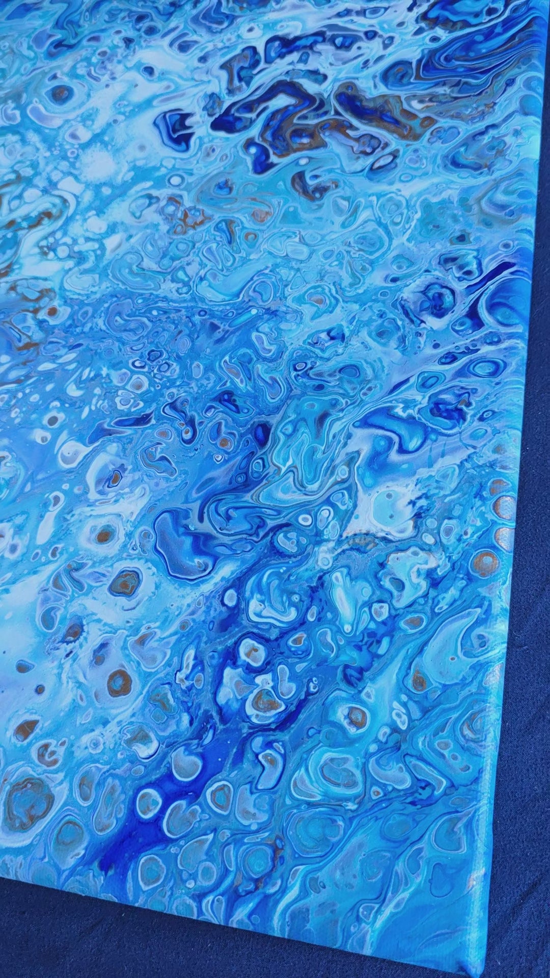 Zwei quadratische abstrakte Acryl-Leinwandbilder mit fliessenden Strukturen und Zellmustern in verschiedenen Blautönen, Weiss und Gold.