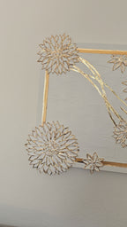 Solas Blooming Gold 3-teiliges Struktur-Gessorahmenbild in Weiss und Gold mit plastischen Blüten und Blattgold