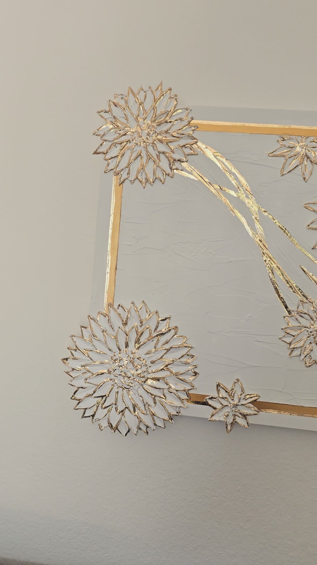 Solas Blooming Gold 3-teiliges Struktur-Gessorahmenbild in Weiss und Gold mit plastischen Blüten und Blattgold