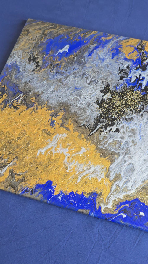 Zwei quadratische abstrakte Acryl-Leinwandbilder mit fliessenden Strukturen in kräftigem Blau, Gold, Weiss, Grau und Schwarz.