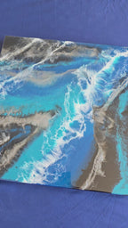 Abstraktes Resin Wandbild Solas Liquid Azure in Blau, Türkis, Schwarz und Silber mit weissen fliessenden Formen und irisierenden Details.