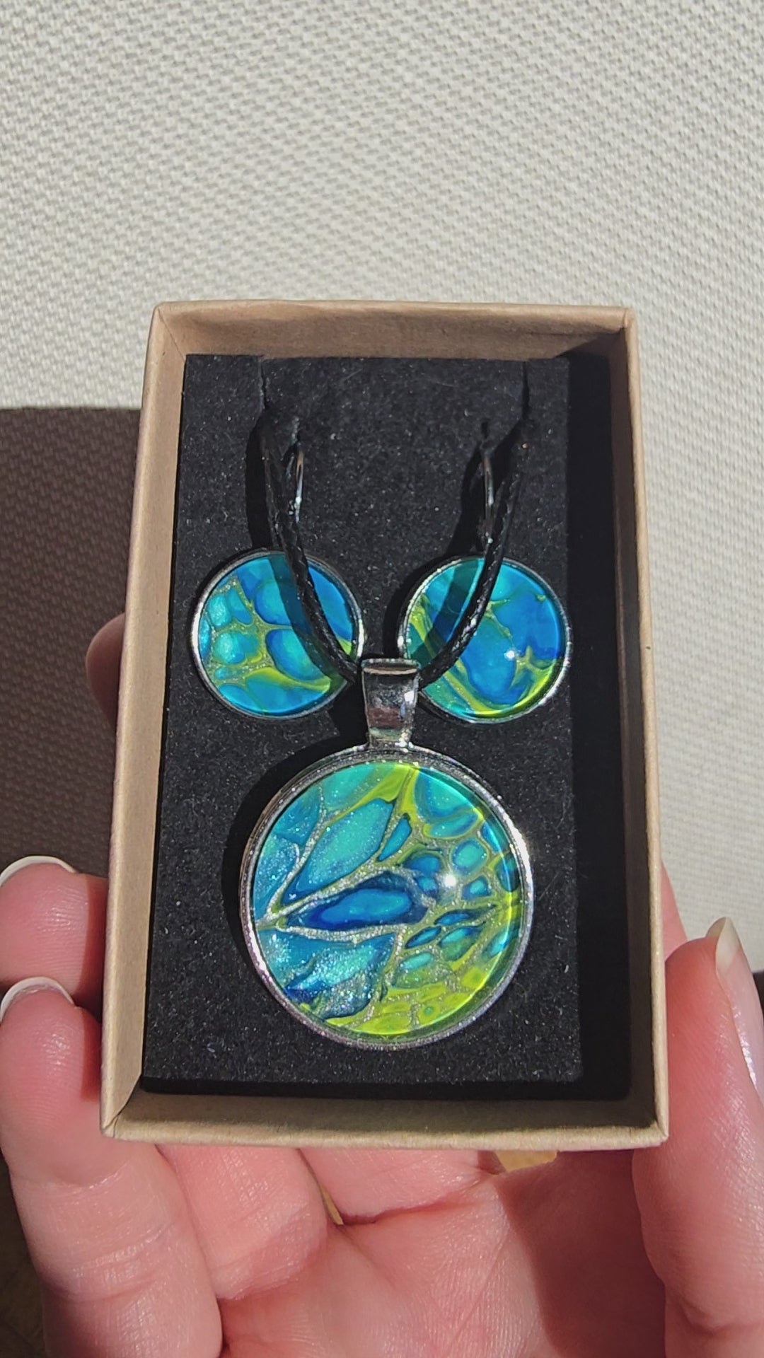 Handgefertigtes Schmuckset Solas Green Horizon mit runder Halskette und passenden Ohrringen in Blau-, Türkis- und Grüntönen mit organischer Marmorierung.