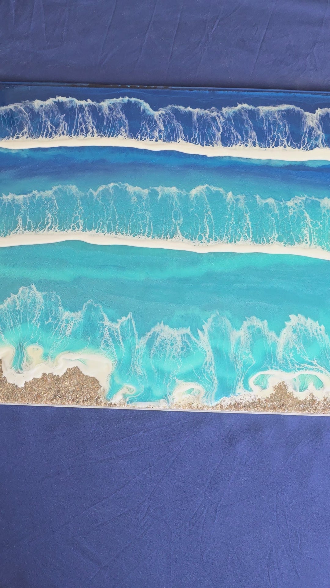 Solas Tidal Depths Resin-Meeresbild 70 × 50 cm mit Wellen in Blau und Türkis, irisierenden Effekten und Sand