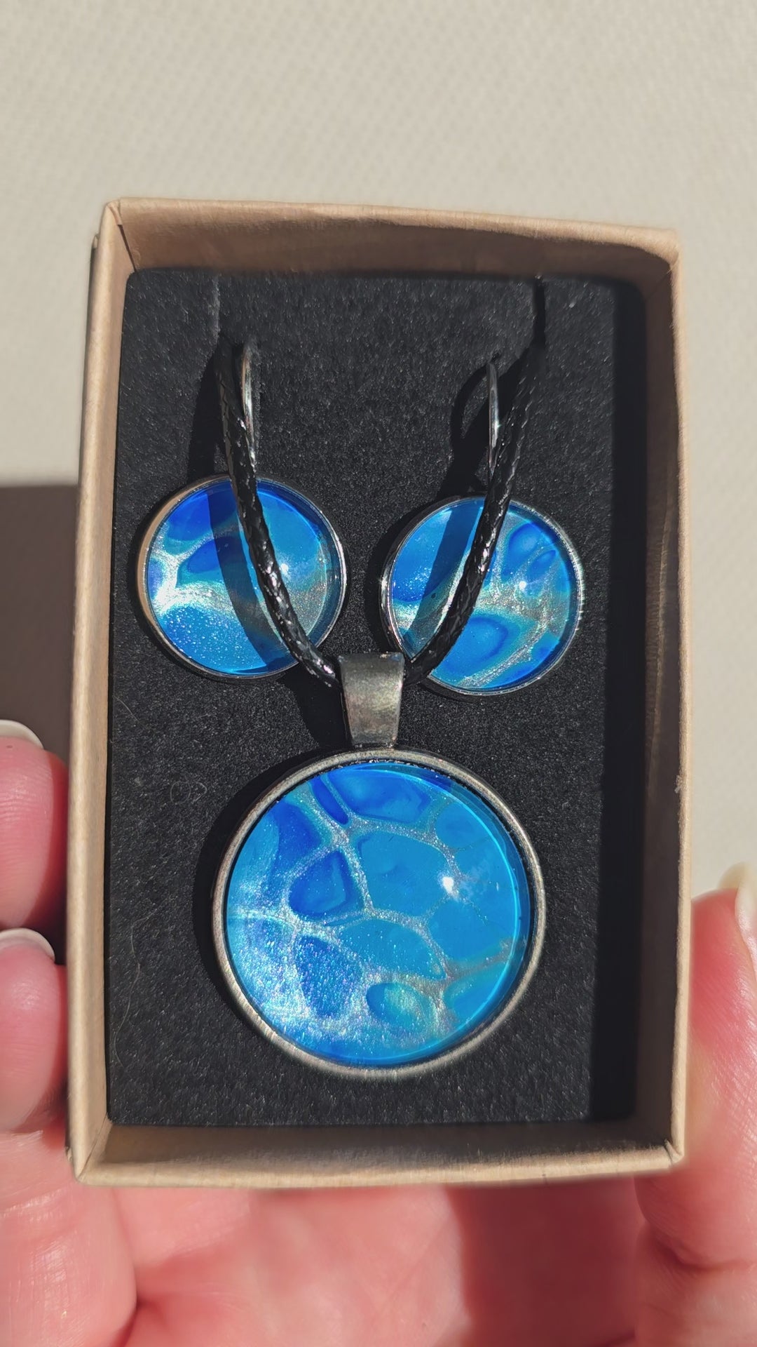 Solas Aqua Mirage Schmuckset in Blau, Türkis und Silber mit abstrakter Maserung