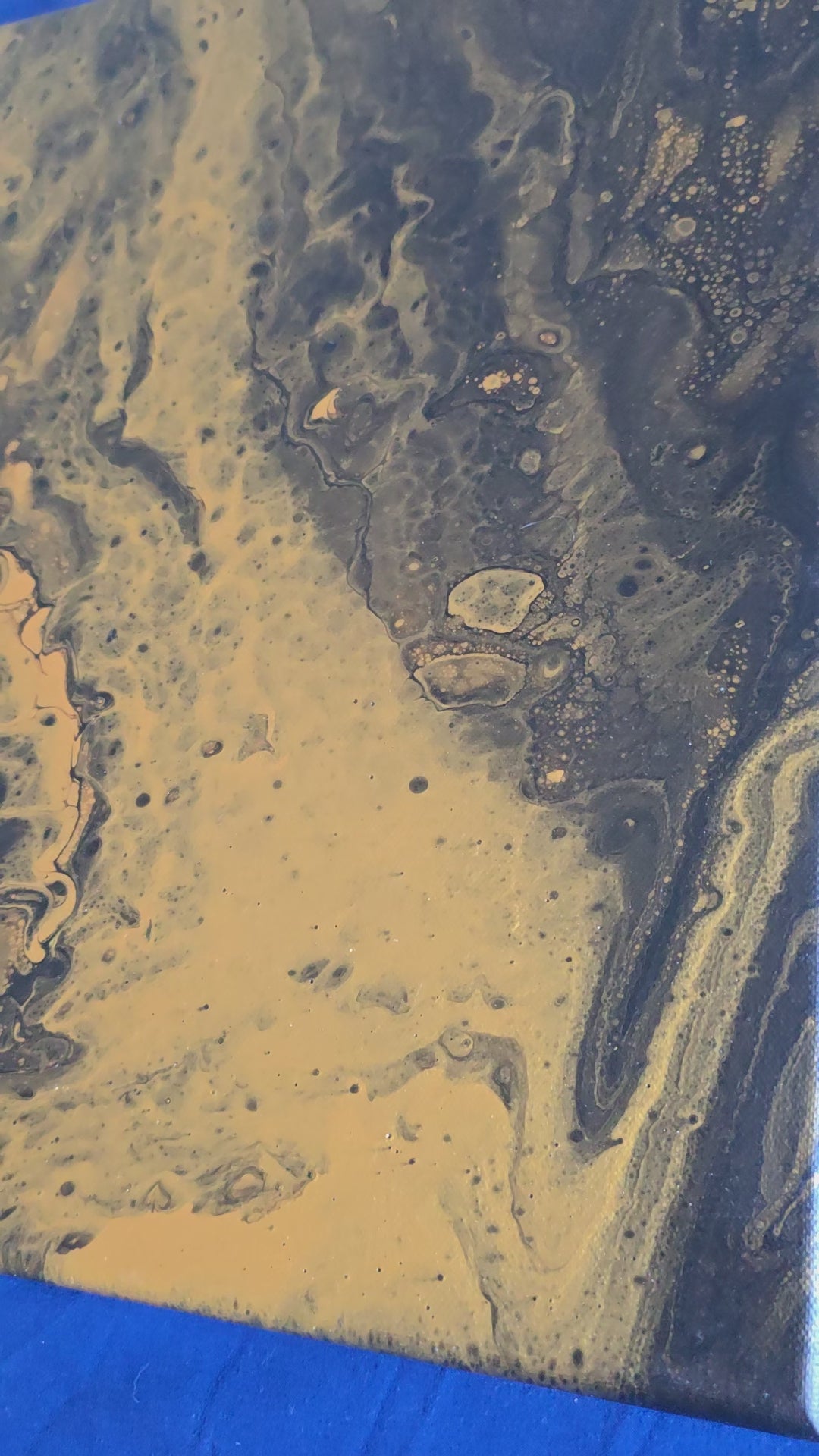 Zwei quadratische abstrakte Acryl-Leinwandbilder mit fliessenden Strukturen in Dunkelblau, Gold und feinen hellen Akzenten.
