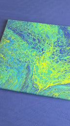 Quadratisches abstraktes Acryl-Leinwandbild mit fliessenden Zellstrukturen in leuchtendem Grün, Türkis, Blau und Gelbgrün.