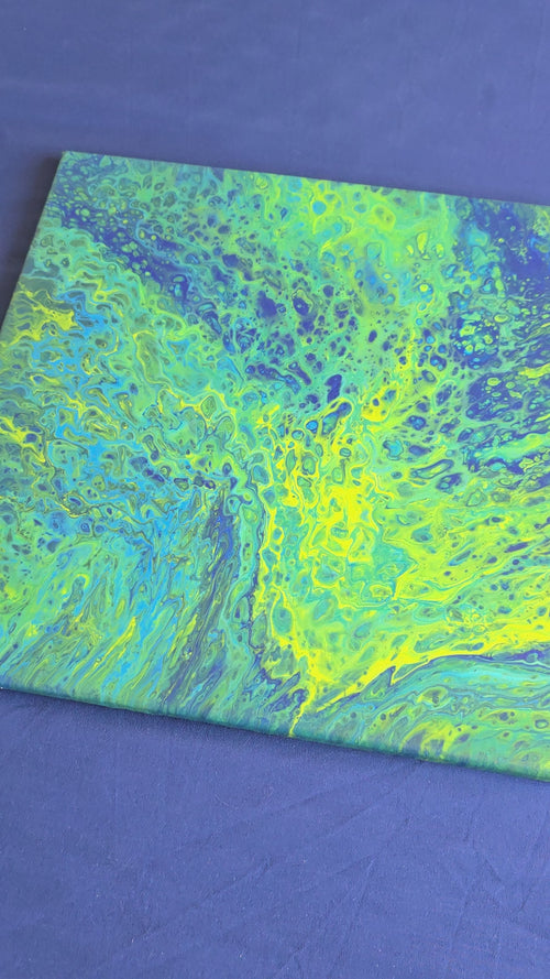 Quadratisches abstraktes Acryl-Leinwandbild mit fliessenden Zellstrukturen in leuchtendem Grün, Türkis, Blau und Gelbgrün.