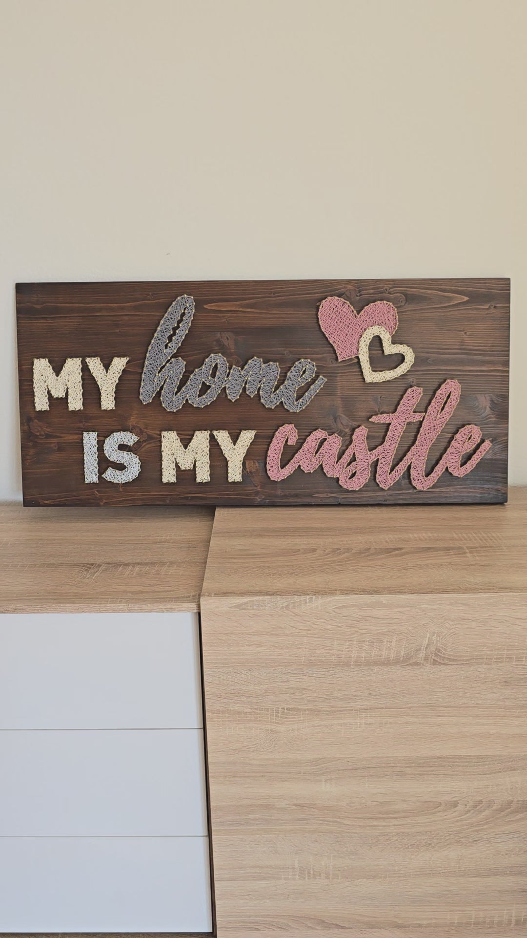 Handgefertigtes String Art Holzbild “My Home Is My Castle” auf dunklem Holz mit goldfarbenen Nägeln und creme-, grau- sowie rosafarbenen Fäden