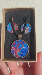 Handgefertigtes Schmuckset Solas Autumn Blush mit Halskette und hängenden Ohrringen in Blau und Rot mit baumähnlichem abstraktem Kunstmotiv.