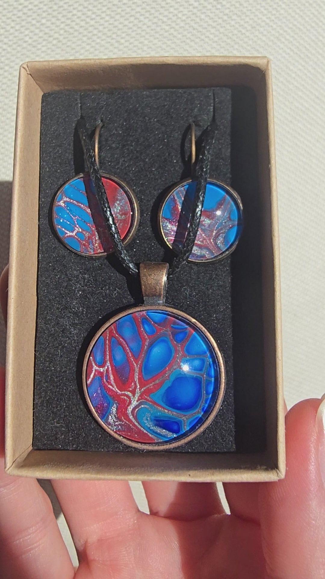 Handgefertigtes Schmuckset Solas Autumn Blush mit Halskette und hängenden Ohrringen in Blau und Rot mit baumähnlichem abstraktem Kunstmotiv.