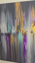 Abstraktes Leinwandbild mit vertikal fliessenden Formen auf dunklem Grund und schimmernden Akzenten in Gold, Violett, Türkis, Silber und Weiss.