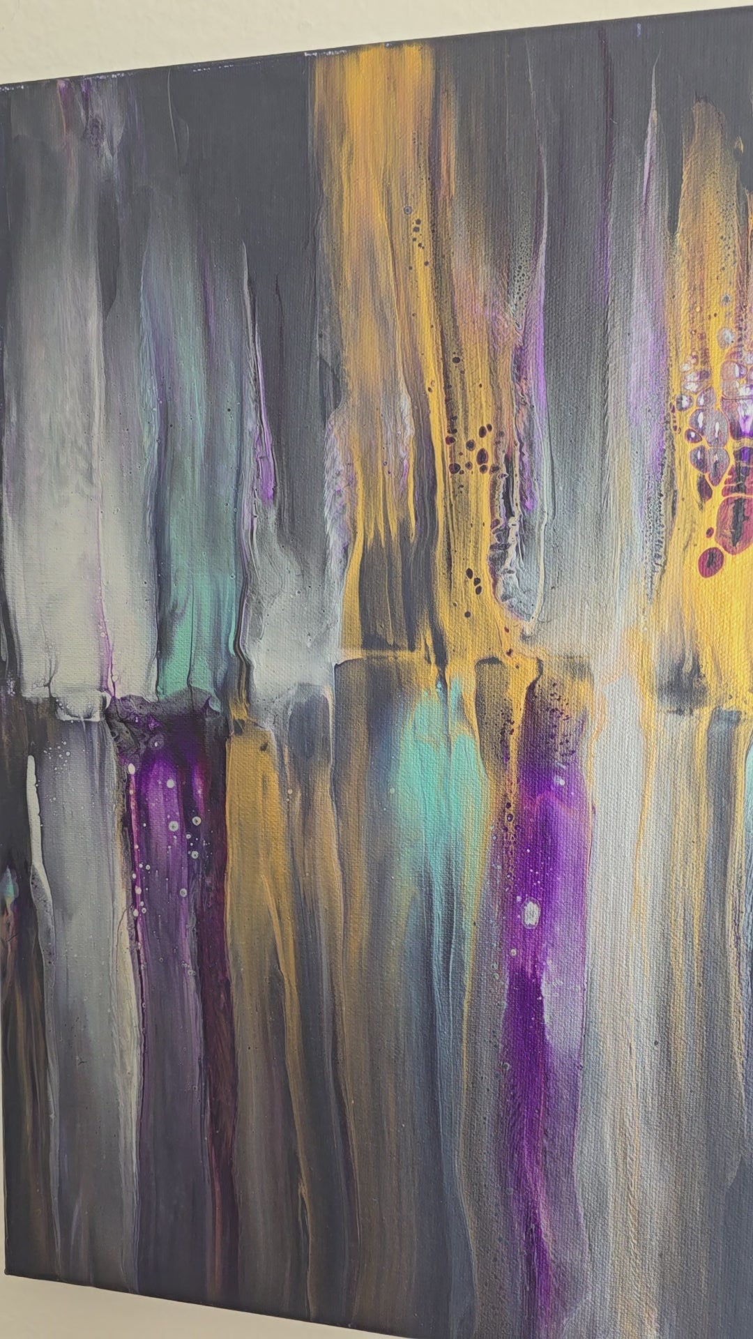 Abstraktes Leinwandbild mit vertikal fliessenden Formen auf dunklem Grund und schimmernden Akzenten in Gold, Violett, Türkis, Silber und Weiss.