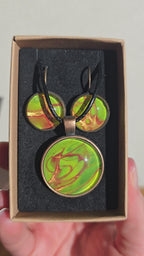 Rundes Cabochon-Schmuckset mit Kette und passenden Ohrringen, leuchtend grün mit fliessenden roten, kupferfarbenen und orangefarbenen Strukturen.